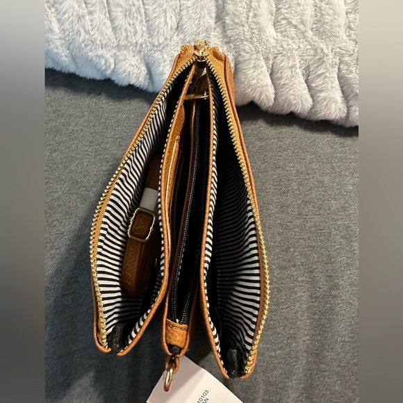 Bnwt crossbody with multiple zipper pockets - Picture 7 of 8